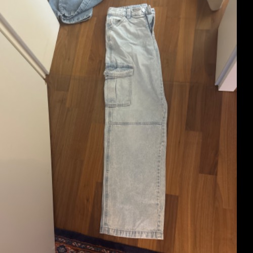 Kargohose, Jeans hell, zu finden am Stand 9 bei Dein Kleiderbügel