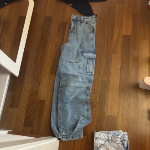 Kargohose, Jeans  dunkel, zu finden am Stand 9 bei Dein Kleiderbügel