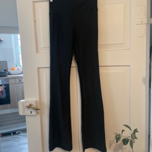 schwarze Leggings mit Schlag, zu finden am Stand 69 bei Dein Kleiderbügel