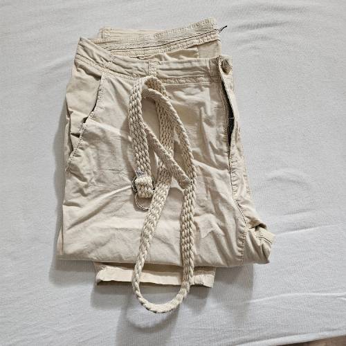 Esprit Hose beige mit Gürtel G, zu finden am Stand 46 bei Dein Kleiderbügel