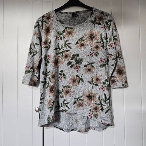 Vero moda Pulli Blumen Gr.L, zu finden am Stand 46 bei Dein Kleiderbügel