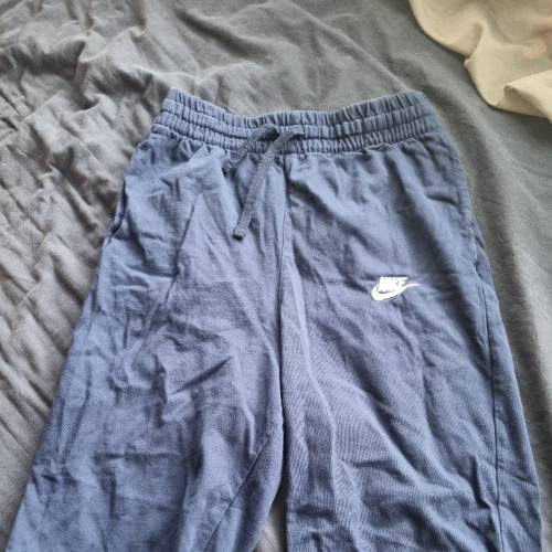 Kurze Hose Nike KinderXL neu, zu finden am Stand 150 bei Dein Kleiderbügel