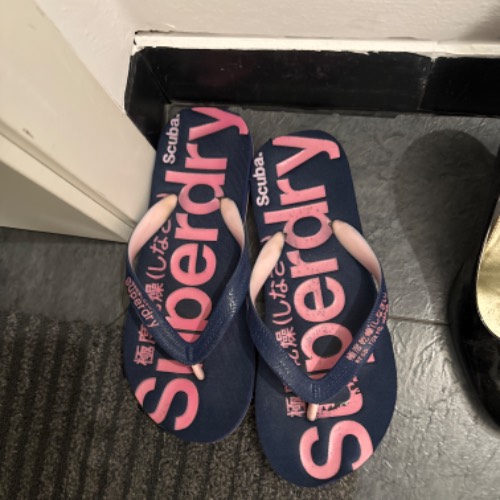 Super dry Flip Flops, zu finden am Stand 9 bei Dein Kleiderbügel