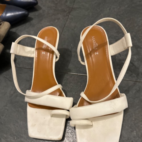 Sandalen weiß, zu finden am Stand 9 bei Dein Kleiderbügel