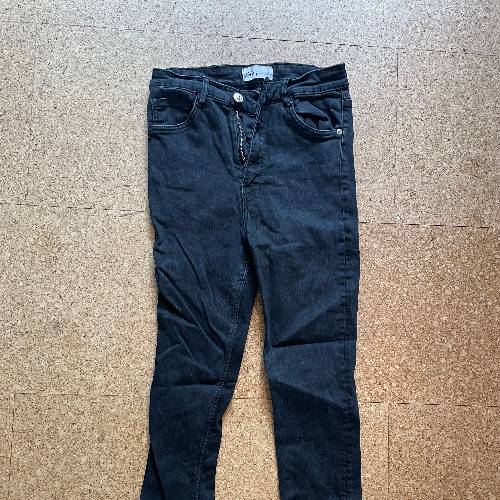 Dunkle Röhrenjeans XS-S, zu finden am Stand 33 bei Dein Kleiderbügel