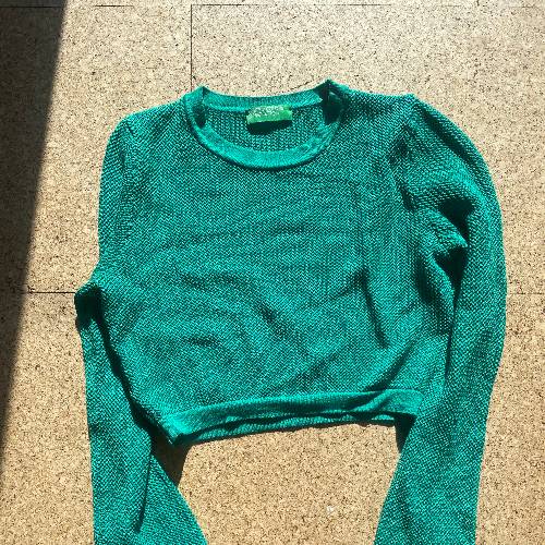 Grüner Crop Pullover s, zu finden am Stand 33 bei Dein Kleiderbügel