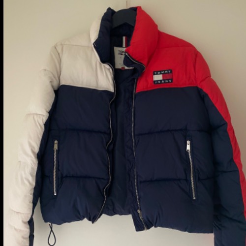 Tommy Jeans Winterjacke Gr. M, zu finden am Stand 105 bei Dein Kleiderbügel