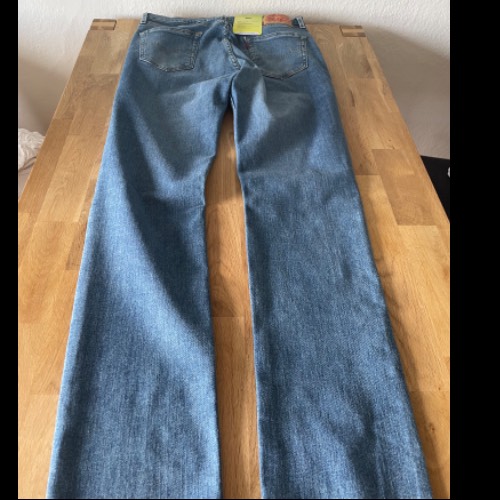 Ungetragene Levis Jeans( Größe: 33/36), zu finden am Stand 26 bei Dein Kleiderbügel