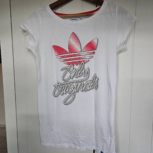 Adidas vintage shirt  Größe: 38, zu finden am Stand 46 bei Dein Kleiderbügel