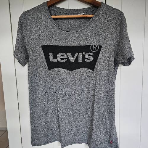 Levis Shirt grau M, zu finden am Stand 46 bei Dein Kleiderbügel