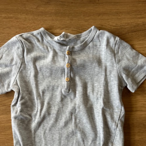 H&M Shirt grau ( Größe: 98/104), zu finden am Stand 165 bei Dein Kleiderbügel