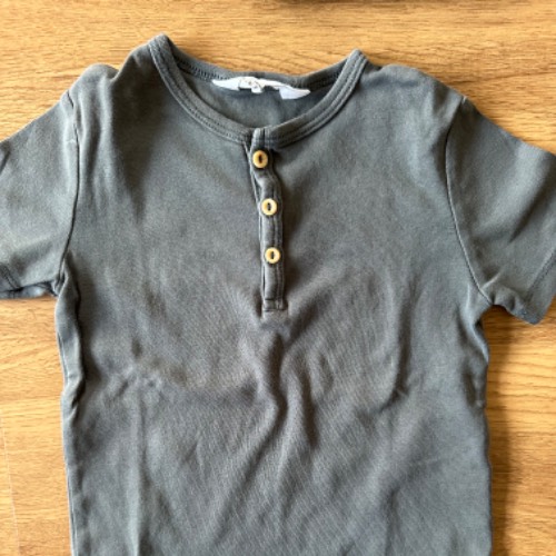 H&M Shirt khaki ( Größe: 98/104), zu finden am Stand 165 bei Dein Kleiderbügel