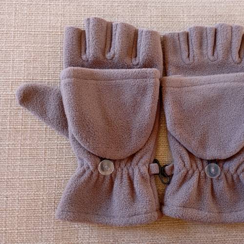 Braune Handschuhe, zu finden am Stand 50 bei Dein Kleiderbügel