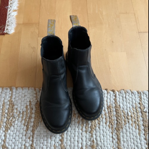 Doc Martens Vegane Stiefel  Größe: 39, zu finden am Stand 39 bei Dein Kleiderbügel