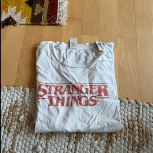 Stranger Things Tee , zu finden am Stand 39 bei Dein Kleiderbügel