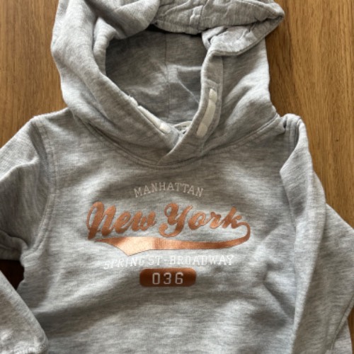 H&M Hoodie NY ( Größe: 74/80), zu finden am Stand 165 bei Dein Kleiderbügel