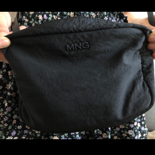 Schwarze Handtasche MNG, zu finden am Stand 99 bei Dein Kleiderbügel