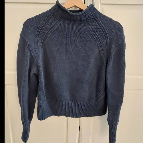 Dunkelblauer Strickpullover, zu finden am Stand 32 bei Dein Kleiderbügel