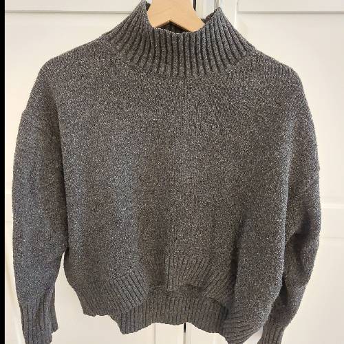 Grauer Rollkragen Pullover, zu finden am Stand 32 bei Dein Kleiderbügel