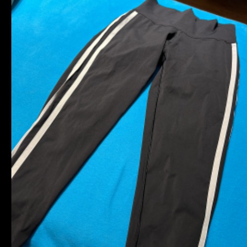 Adidas leggings S, zu finden am Stand 13 bei Dein Kleiderbügel