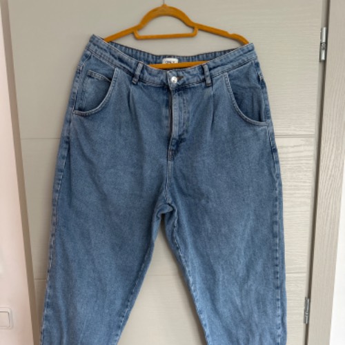 Ballon Jeans XL, zu finden am Stand 23 bei Dein Kleiderbügel